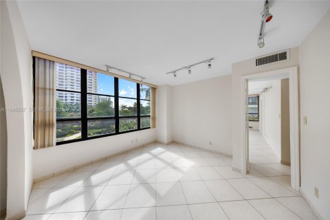 Condominio en venta en Hallandale Beach, Florida, 3 dormitorios, 165.37 m2 № 2006440 - foto 16