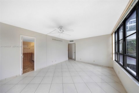 Condominio en venta en Hallandale Beach, Florida, 3 dormitorios, 165.37 m2 № 2006440 - foto 19