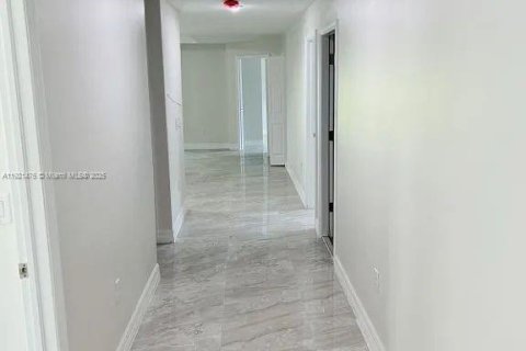 Casa en alquiler en Lehigh Acres, Florida, 3 dormitorios, 152.36 m2 № 2054682 - foto 4