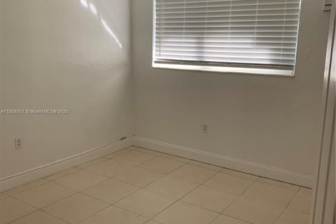 Condo in South Miami, Florida, 1 bedroom  № 1942291 - photo 3