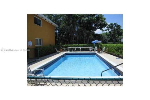 Condo in South Miami, Florida, 1 bedroom  № 1942291 - photo 13