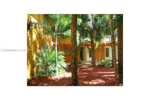 Condo in South Miami, Florida, 1 bedroom  № 1942291 - photo 2
