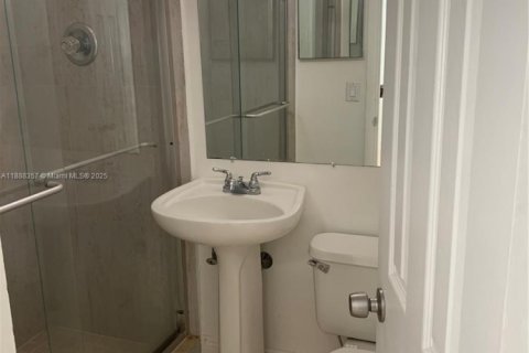 Condo in South Miami, Florida, 1 bedroom  № 1942291 - photo 9
