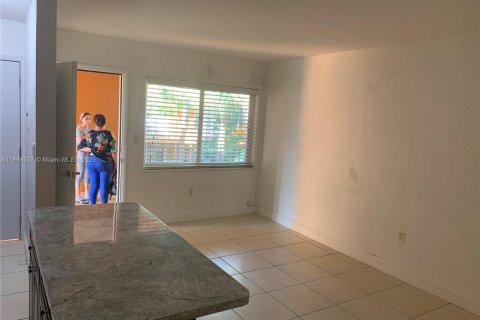 Condominio en alquiler en South Miami, Florida, 1 dormitorio, 41.9 m2 № 1942291 - foto 5