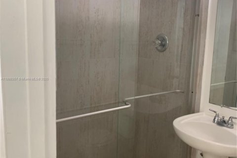 Condo in South Miami, Florida, 1 bedroom  № 1942291 - photo 10