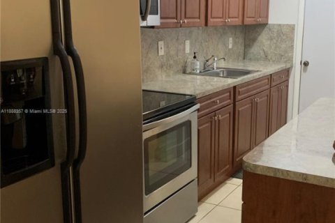 Condo in South Miami, Florida, 1 bedroom  № 1942291 - photo 4