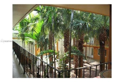 Condo in South Miami, Florida, 1 bedroom  № 1942291 - photo 14