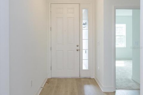 House in Lady Lake, Florida 3 bedrooms, 172.43 sq.m. № 1587435 - photo 2