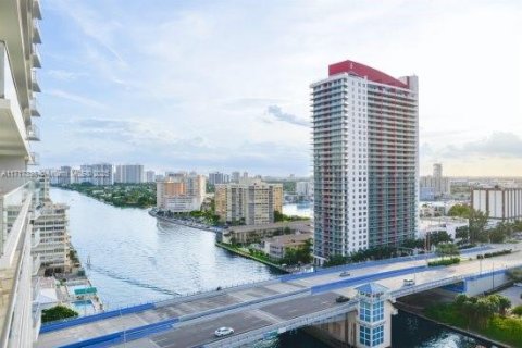 Condo in Hollywood, Florida, 2 bedrooms  № 1959567 - photo 2