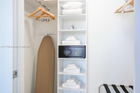 Condo in Hollywood, Florida, 2 bedrooms  № 1959567 - photo 9