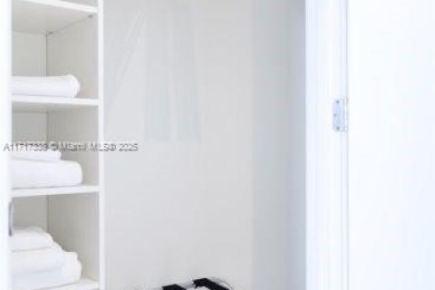 Condo in Hollywood, Florida, 2 bedrooms  № 1959567 - photo 10