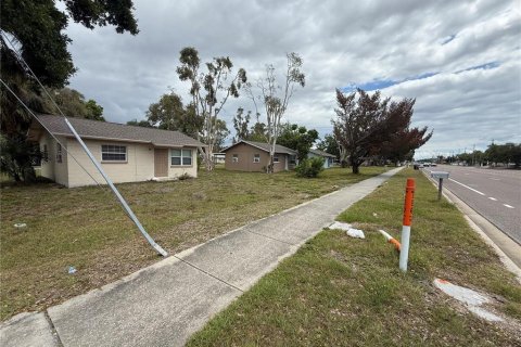Propiedad comercial en venta en Saint Petersburg, Florida, 28 dormitorios, 57.97 m2 № 1686720 - foto 1