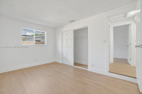 House in Lauderdale Lakes, Florida 5 bedrooms, 174.28 sq.m. № 2428193 - photo 10