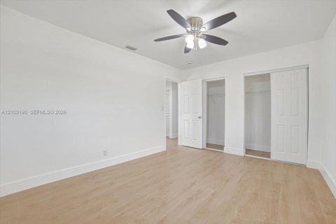 House in Lauderdale Lakes, Florida 5 bedrooms, 174.28 sq.m. № 2428193 - photo 18