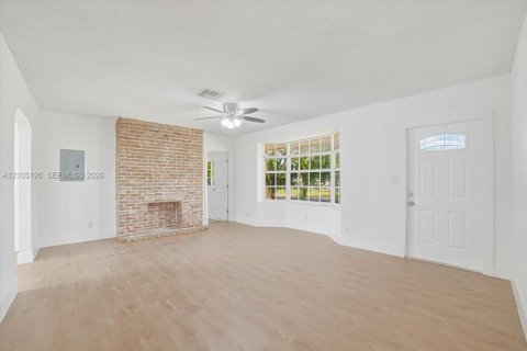 House in Lauderdale Lakes, Florida 5 bedrooms, 174.28 sq.m. № 2428193