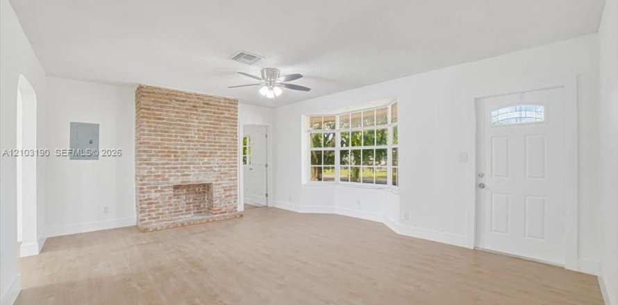 House in Lauderdale Lakes, Florida 5 bedrooms, 174.28 sq.m. № 2428193