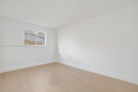 House in Lauderdale Lakes, Florida 5 bedrooms, 174.28 sq.m. № 2428193 - photo 16
