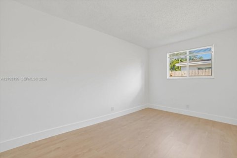 House in Lauderdale Lakes, Florida 5 bedrooms, 174.28 sq.m. № 2428193 - photo 13