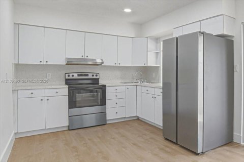 House in Lauderdale Lakes, Florida 5 bedrooms, 174.28 sq.m. № 2428193 - photo 4
