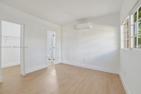 House in Lauderdale Lakes, Florida 5 bedrooms, 174.28 sq.m. № 2428193 - photo 17