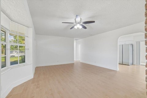 House in Lauderdale Lakes, Florida 5 bedrooms, 174.28 sq.m. № 2428193 - photo 7