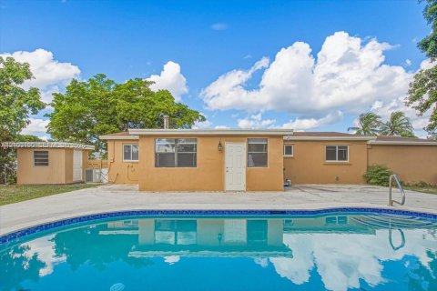 House in Lauderdale Lakes, Florida 5 bedrooms, 174.28 sq.m. № 2428193 - photo 26