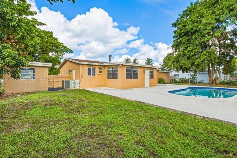 House in Lauderdale Lakes, Florida 5 bedrooms, 174.28 sq.m. № 2428193 - photo 28