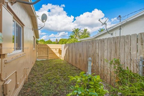 House in Lauderdale Lakes, Florida 5 bedrooms, 174.28 sq.m. № 2428193 - photo 30