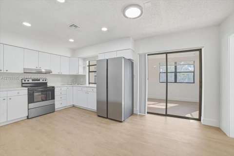House in Lauderdale Lakes, Florida 5 bedrooms, 174.28 sq.m. № 2428193 - photo 5