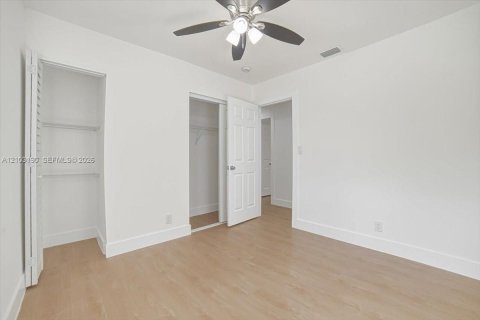House in Lauderdale Lakes, Florida 5 bedrooms, 174.28 sq.m. № 2428193 - photo 8