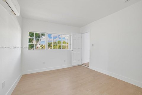 House in Lauderdale Lakes, Florida 5 bedrooms, 174.28 sq.m. № 2428193 - photo 15