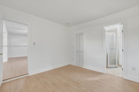 House in Lauderdale Lakes, Florida 5 bedrooms, 174.28 sq.m. № 2428193 - photo 19