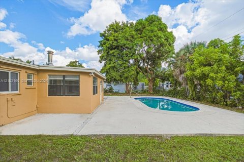 House in Lauderdale Lakes, Florida 5 bedrooms, 174.28 sq.m. № 2428193 - photo 29