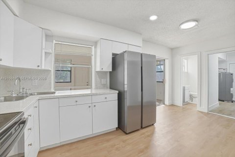 House in Lauderdale Lakes, Florida 5 bedrooms, 174.28 sq.m. № 2428193 - photo 3