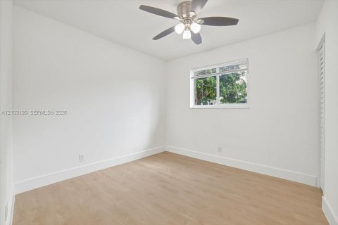 House in Lauderdale Lakes, Florida 5 bedrooms, 174.28 sq.m. № 2428193 - photo 9
