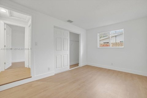 House in Lauderdale Lakes, Florida 5 bedrooms, 174.28 sq.m. № 2428193 - photo 14