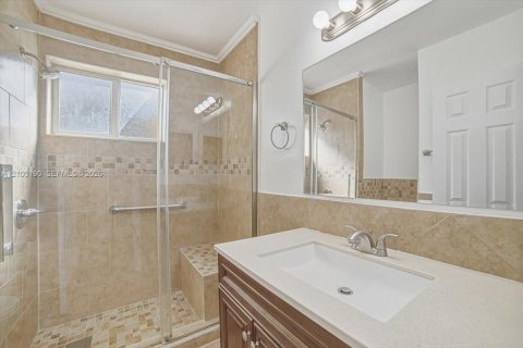 House in Lauderdale Lakes, Florida 5 bedrooms, 174.28 sq.m. № 2428193 - photo 12