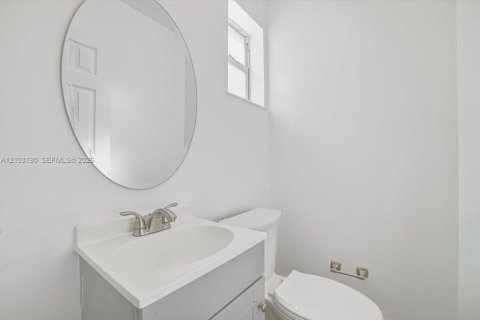 House in Lauderdale Lakes, Florida 5 bedrooms, 174.28 sq.m. № 2428193 - photo 24