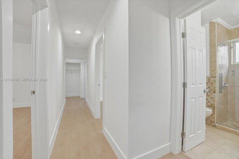 House in Lauderdale Lakes, Florida 5 bedrooms, 174.28 sq.m. № 2428193 - photo 11