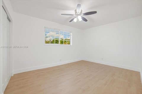 House in Lauderdale Lakes, Florida 5 bedrooms, 174.28 sq.m. № 2428193 - photo 20