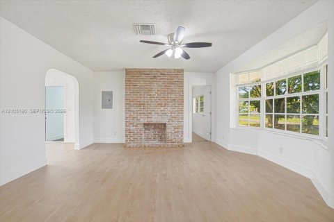 House in Lauderdale Lakes, Florida 5 bedrooms, 174.28 sq.m. № 2428193 - photo 2