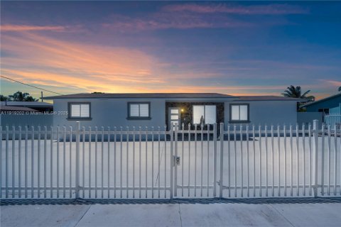 House in Miami Gardens, Florida 4 bedrooms, 188.78 sq.m. № 1974425 - photo 1