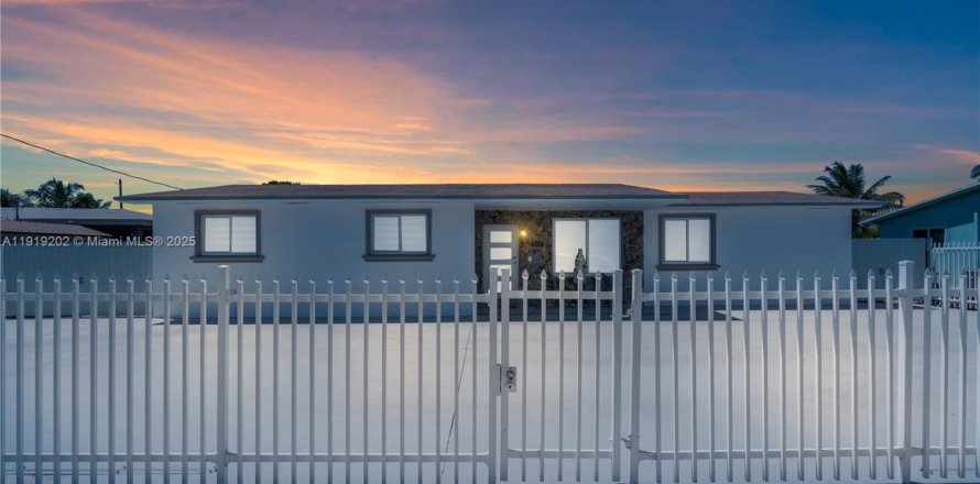 House in Miami Gardens, Florida 4 bedrooms, 188.78 sq.m. № 1974425