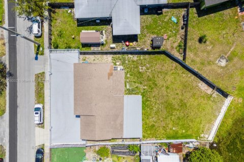 House in Miami Gardens, Florida 4 bedrooms, 188.78 sq.m. № 1974425 - photo 29