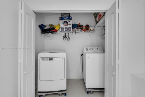 House in Miami Gardens, Florida 4 bedrooms, 188.78 sq.m. № 1974425 - photo 25