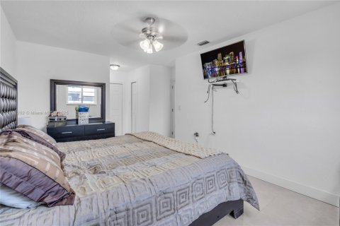 House in Miami Gardens, Florida 4 bedrooms, 188.78 sq.m. № 1974425 - photo 18