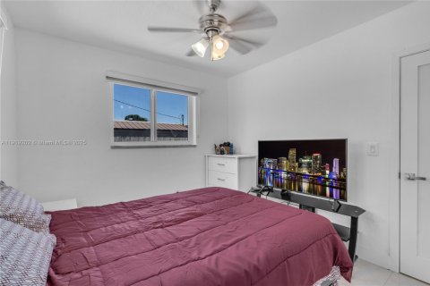 House in Miami Gardens, Florida 4 bedrooms, 188.78 sq.m. № 1974425 - photo 17