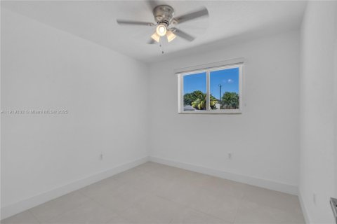 House in Miami Gardens, Florida 4 bedrooms, 188.78 sq.m. № 1974425 - photo 14