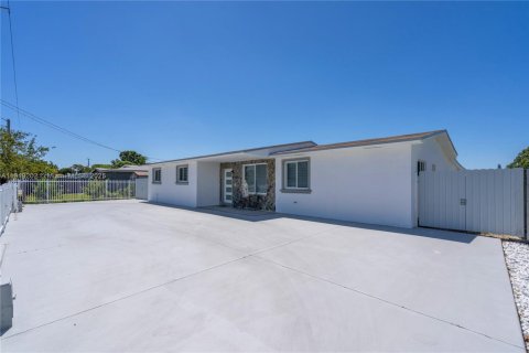 House in Miami Gardens, Florida 4 bedrooms, 188.78 sq.m. № 1974425 - photo 3