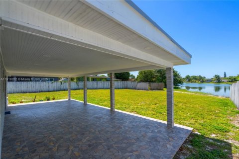 House in Miami Gardens, Florida 4 bedrooms, 188.78 sq.m. № 1974425 - photo 26